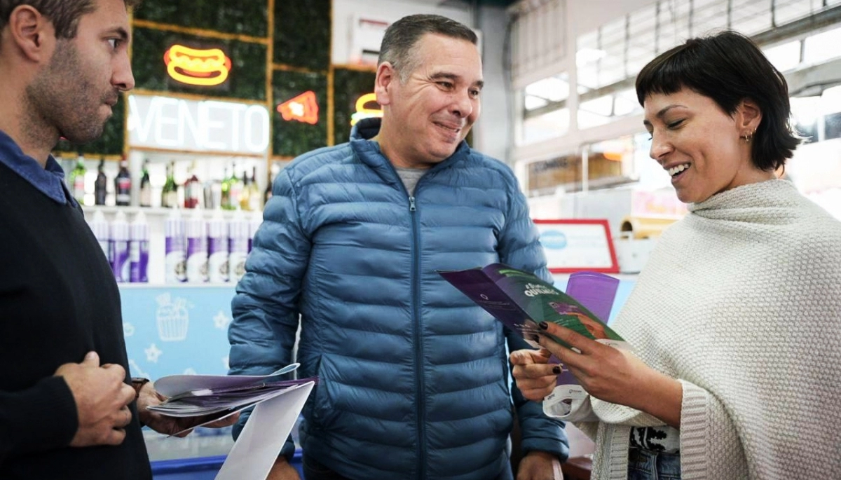 Mayra Mendoza visitó el centro comercial de Solano y dialogó con vecinos y comerciantes