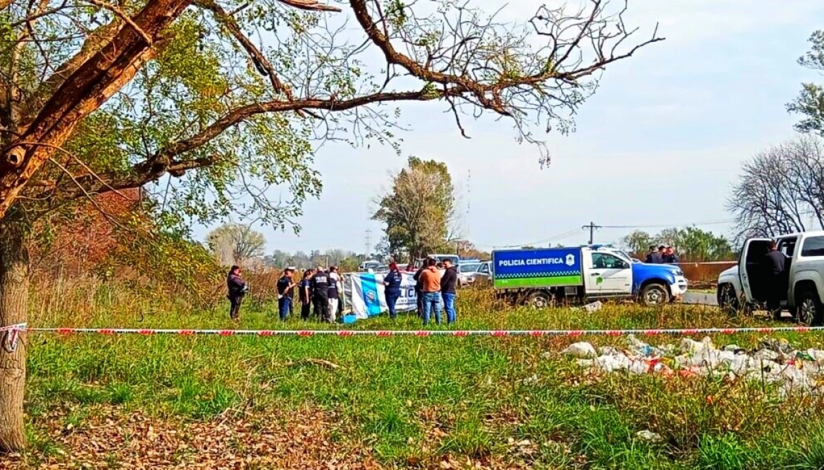 En un descampado hallaron un cadáver con dos tiros en la cabeza, atado con precintos y desnudo