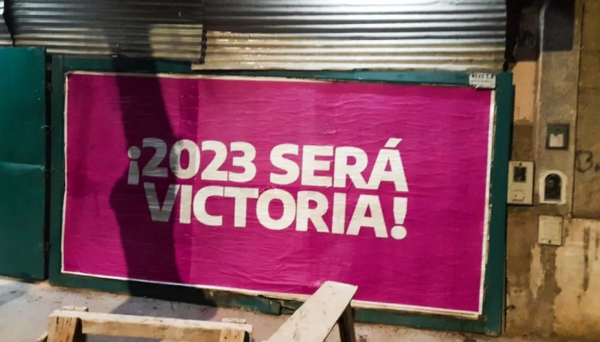 Con afiches y la leyenda “2023, Será Victoria”, Tolosa Paz llega a las calles del Conurbano
