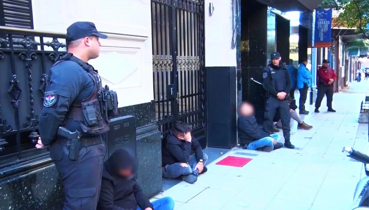 Detuvieron a cinco hombres que serían parte de una banda especializada en "salideras"