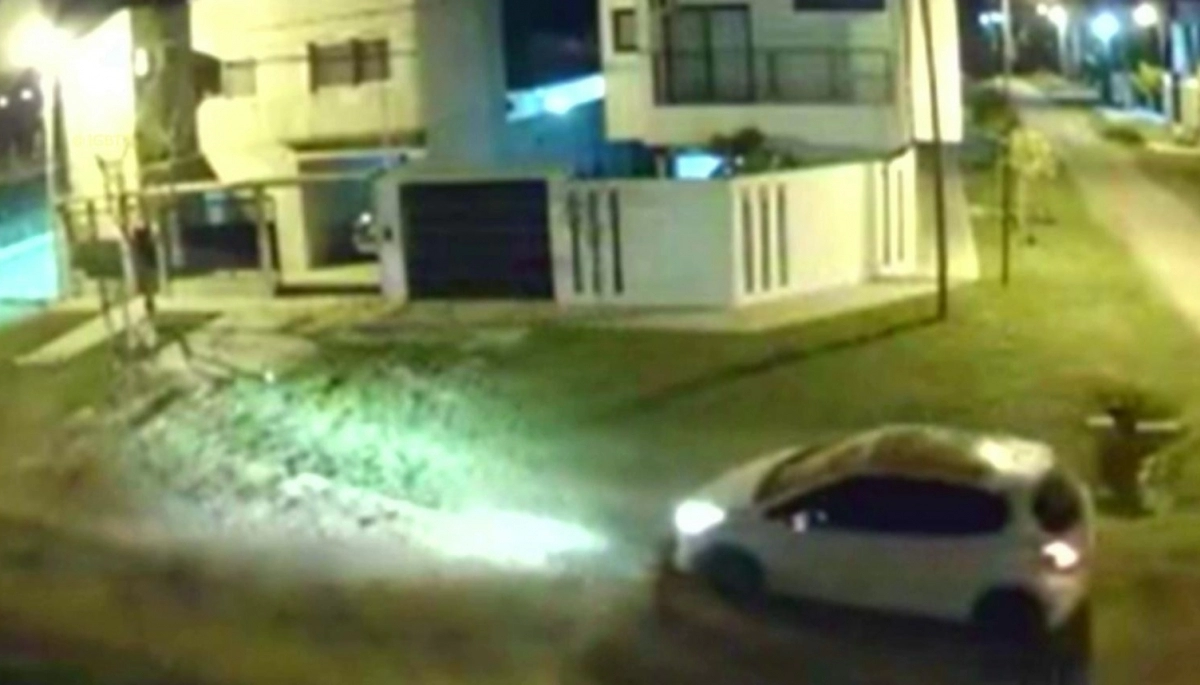 Dos violentos ladrones golpearon a los adultos y gatillaron a los chicos durante una entradera en La Plata