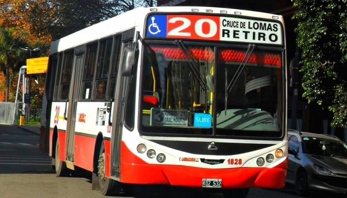 Un chofer de colectivos se descompensó y provocó un grave accidente