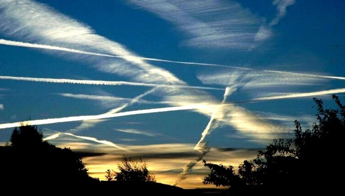 Polémica en Azul: los vecinos piden informes por estelas de aviones