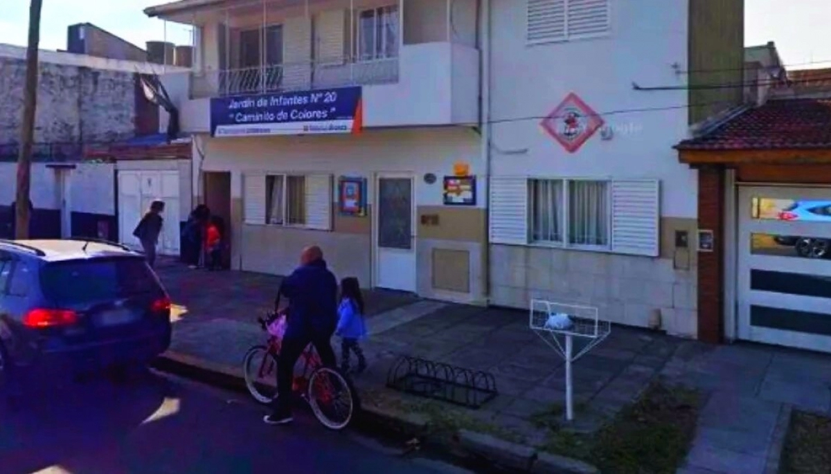 Estaban al acecho: dispararon al aire y golpearon a una maestra en la puerta de la guardería