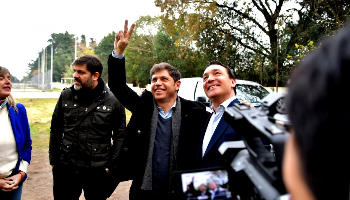 Mientras espera la definición de su candidatura, Kicillof entregó netbooks en Florencio Varela