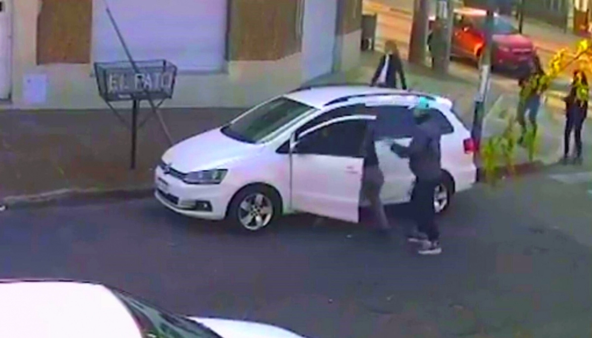 Postal de la resignación: llegaron en dos motos, le robaron la camioneta y él hombre solo los vio partir