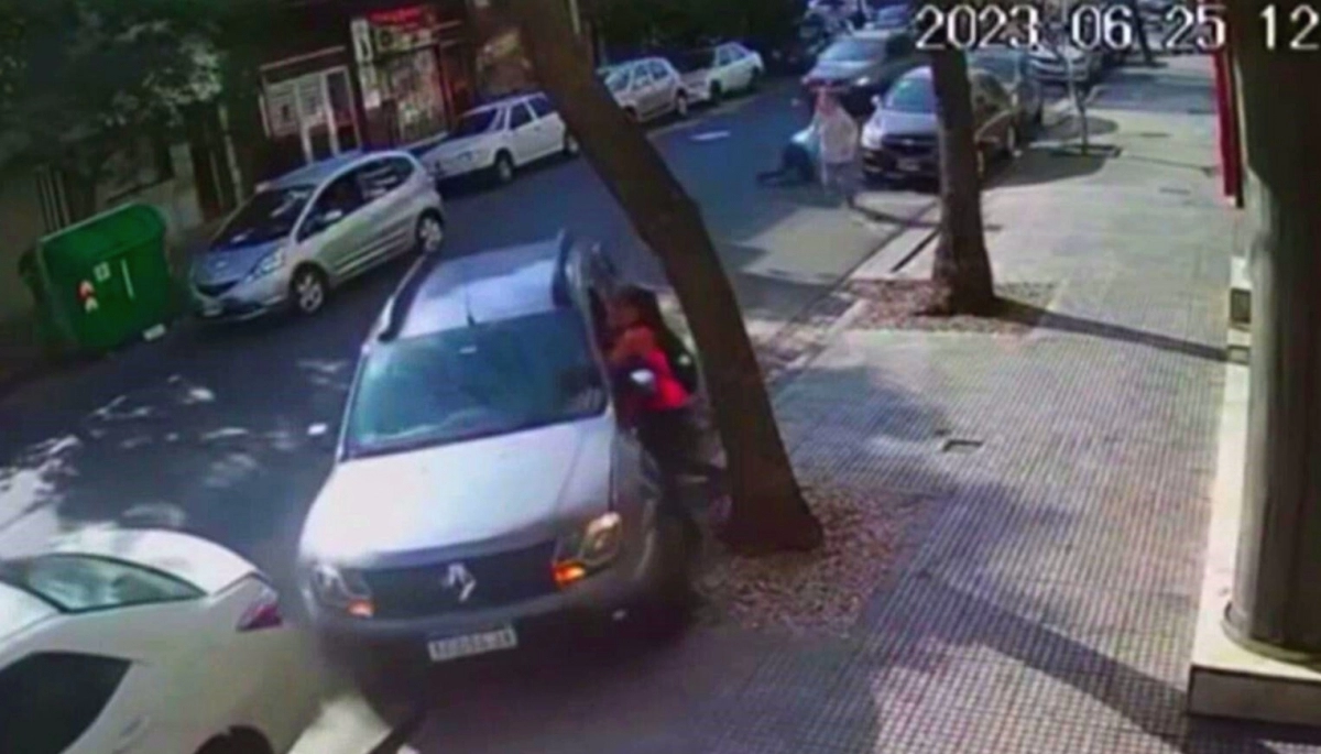 Para robar una camioneta llevaron colgadas de la puerta a dos mujeres, una cayó y la camioneta la pisó