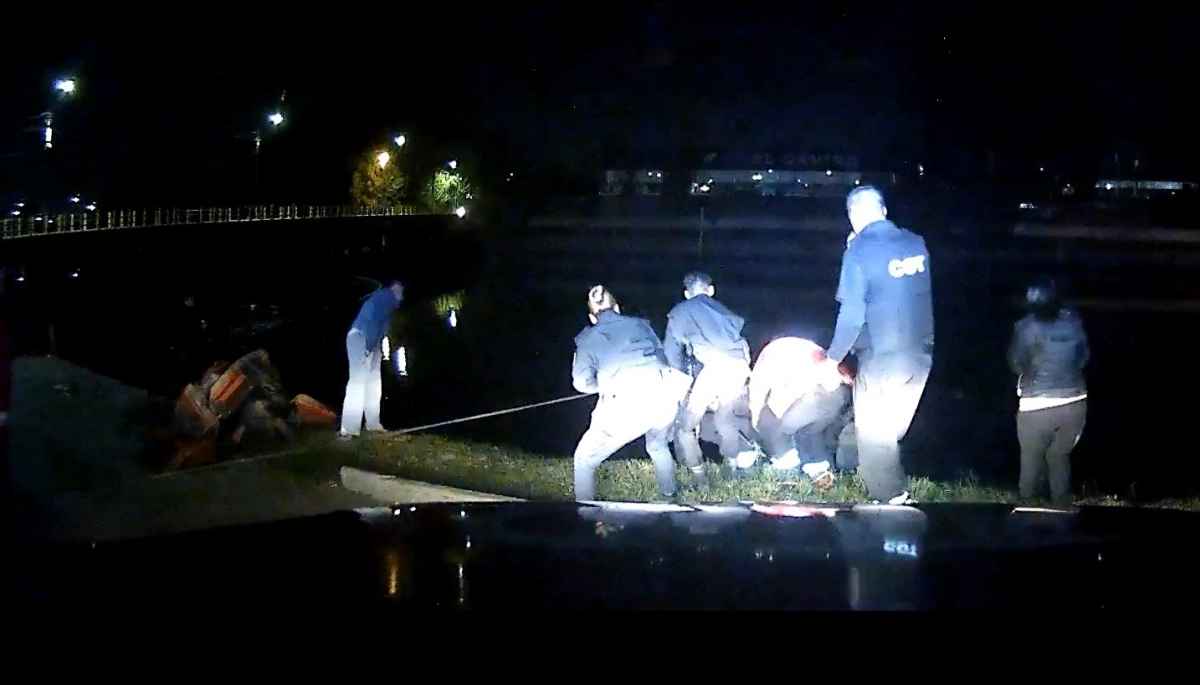 Impresionante operativo para rescatar a un hombre que cayó al río desde un puente