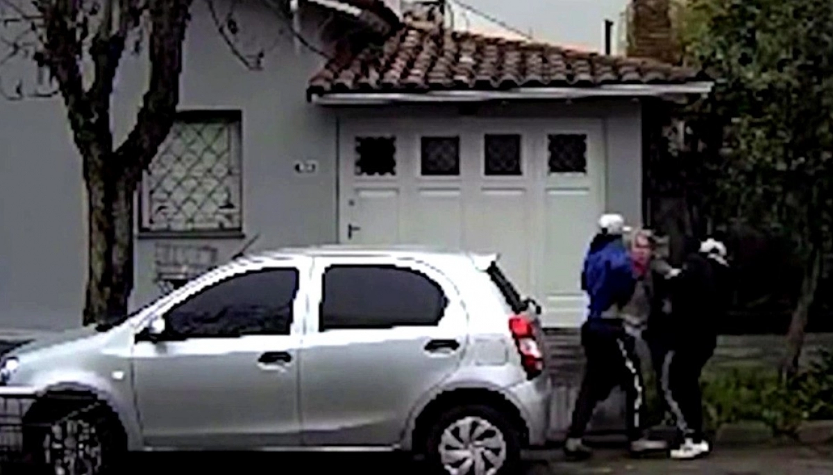 Violencia extrema: una mujer fue golpeada en el piso por resistir al robo de su auto