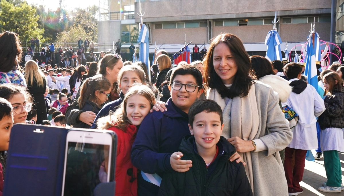 Soledad Martínez presenció el acto en la Promesa a la Bandera con chicos de 40 escuelas de Vicente López