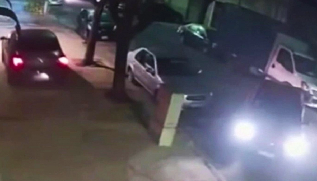 En un terrible raid delictivo, siete delincuentes intentaron robar el auto a un padre y sus hijas