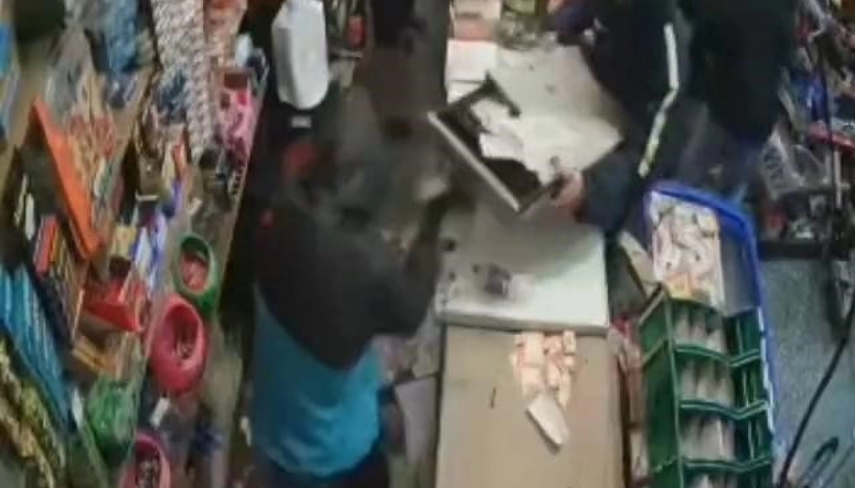 Trompadas, culatazo y una patada en la cabeza para robar en un almacén de barrio