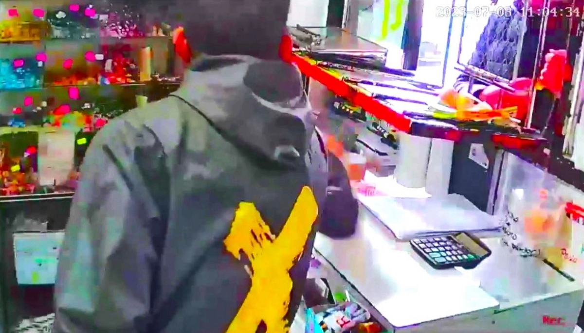 "No corrás porque te meto un tiro", amenazó a una joven durante el asalto a un kiosco