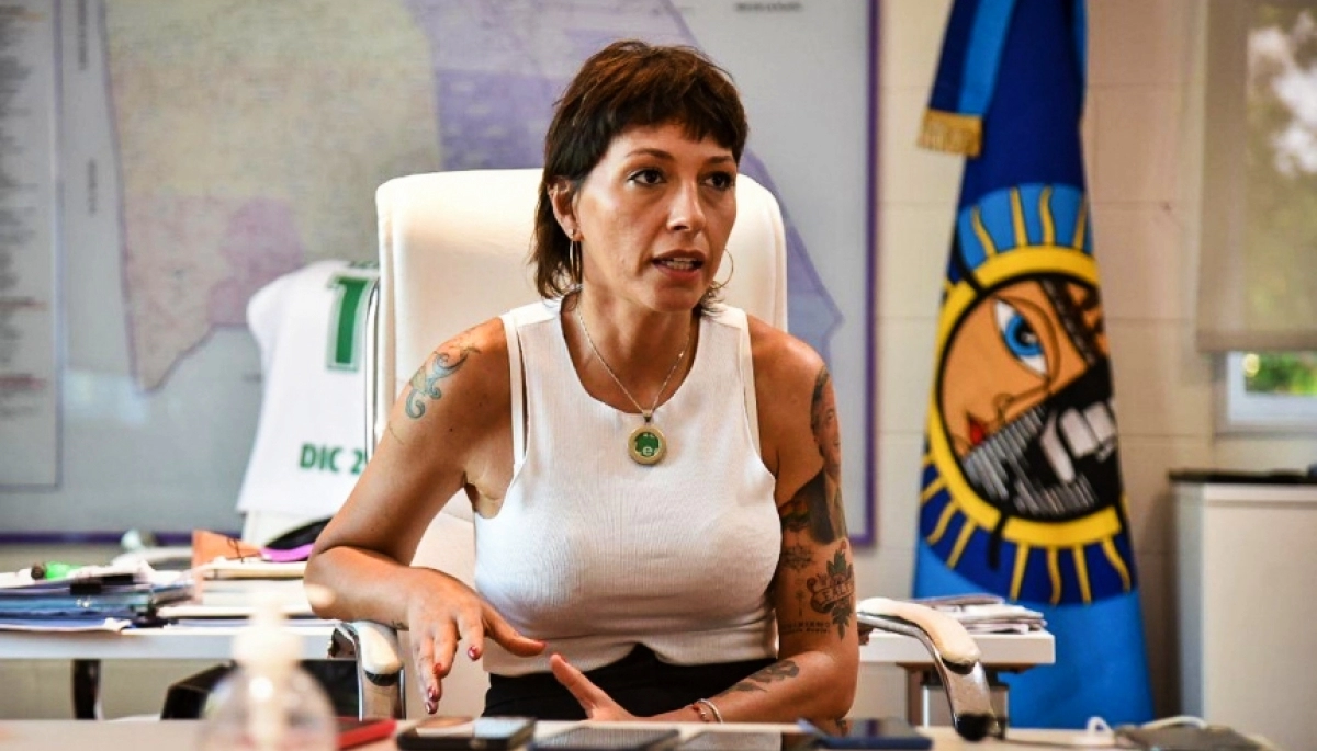 Mayra Mendoza calentó la campaña en Quilmes y le respondió a Queijeiro: “Es un paracaidista de la política”