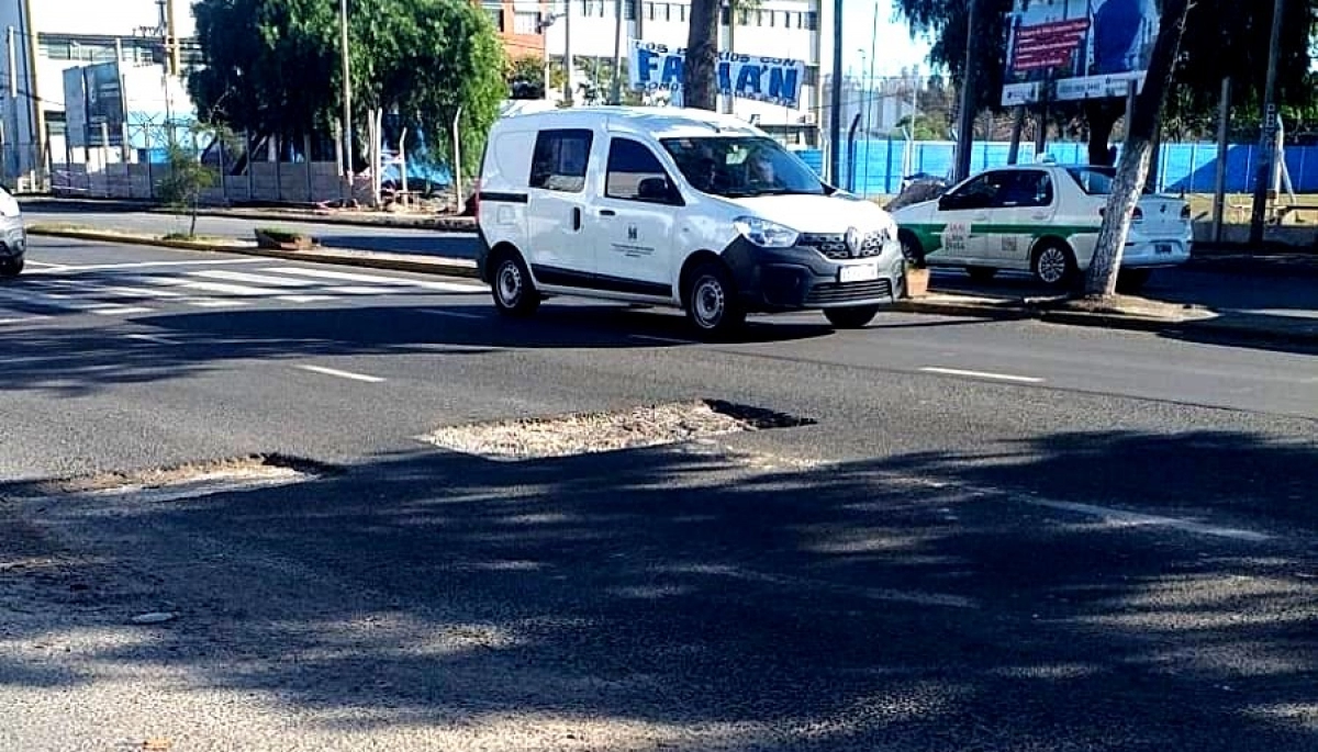 Vecinos de La Plata denunciaron que ABSA dejó un pozo en plena avenida 60