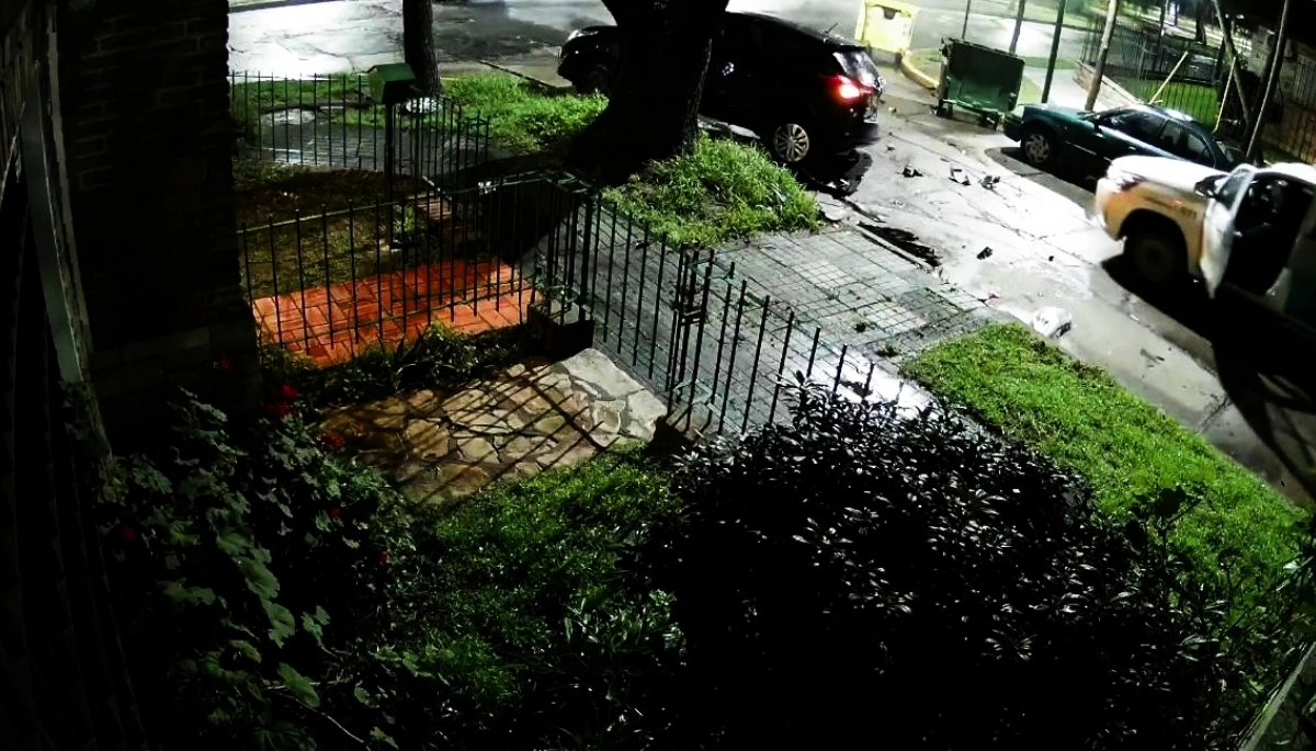 Cuatro jóvenes que escapaban de la policía protagonizaron un terrible choque en la madrugada