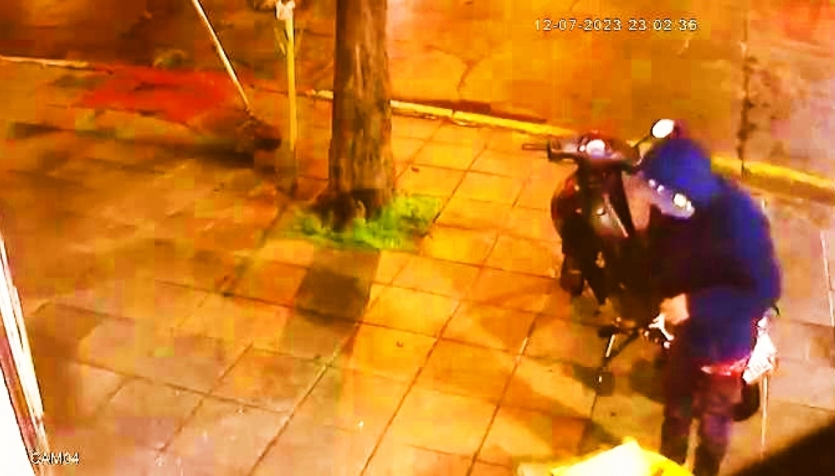 Otro que perdió el laburo: con la modalidad piraña le sacaron la moto a un delivery