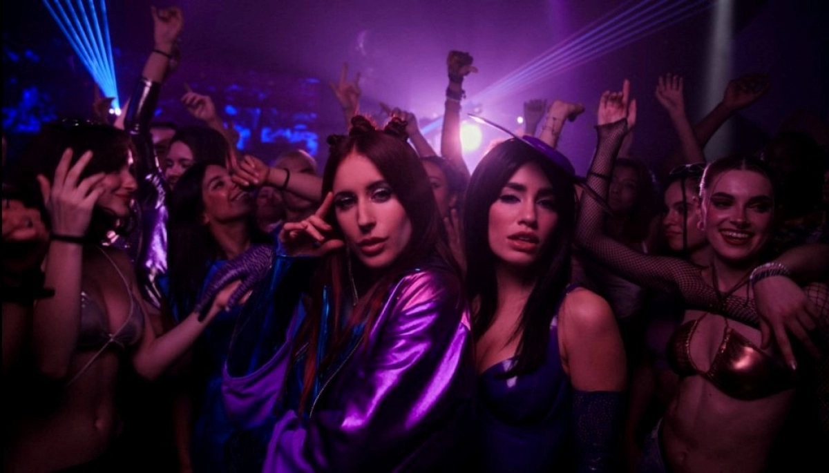 Furor en redes: Lali estrenó el videoclip de “Nochentera” junto a la cantante Vicco