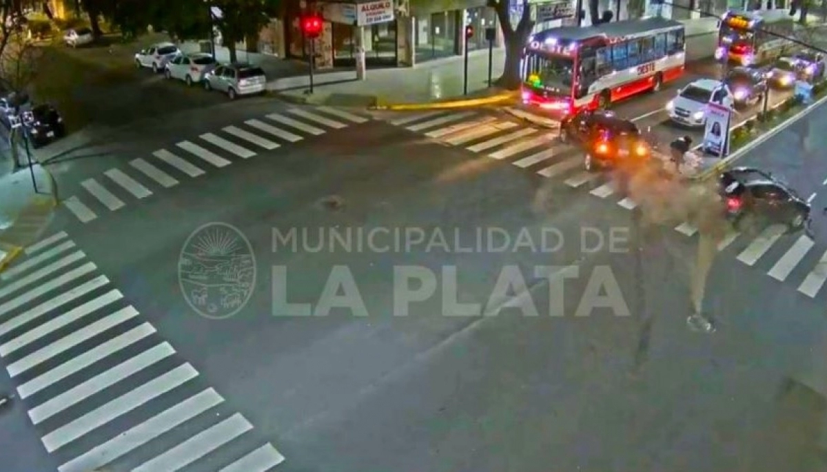 Volvió a nacer: chocaron por cruzar con luz roja y descontrolados se fueron encima de una mujer