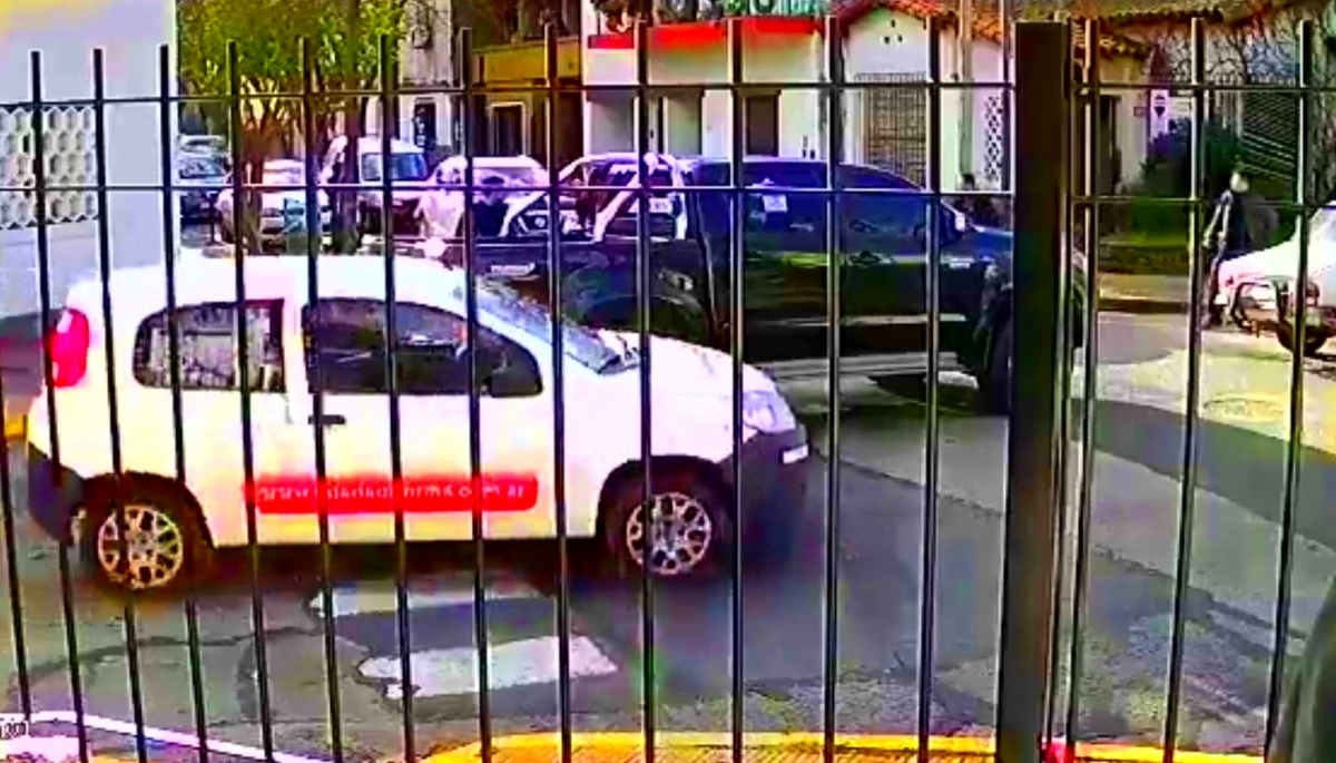 Demencial: con un hacha le rompió el parabrisas a la mujer que le chocó el Renault 12