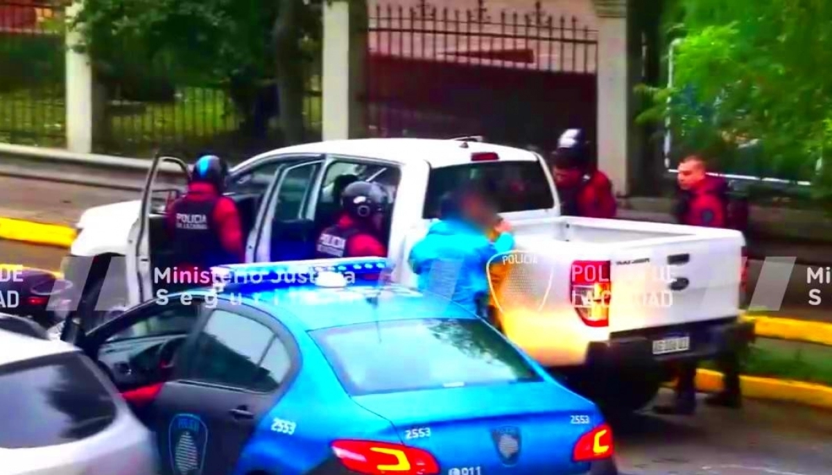 ¿Dónde vive? Fue al kiosco en Plaza San Martín y dejó la Ranger encendida, cuando volvió no la encontró