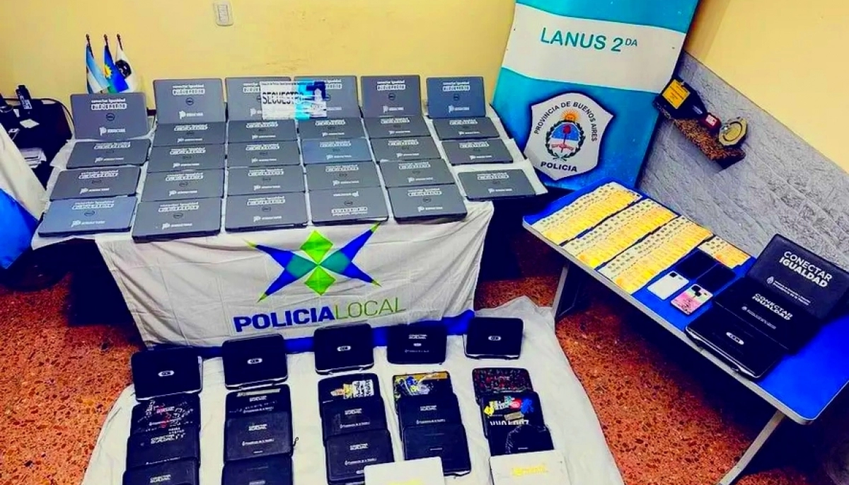 Facebook Marketplace: detuvieron a una pareja que vendía netbooks robadas en una escuela