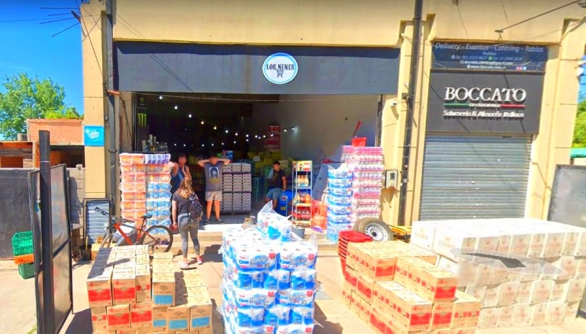 Ladrón sediento: delincuente armado asaltó un mayorista de kioscos y almacenes