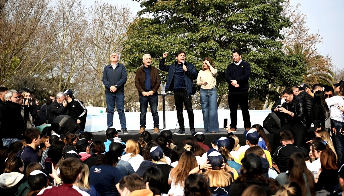 Kicillof encabezó una mateada masiva en La Plata para levantar la campaña de Alak