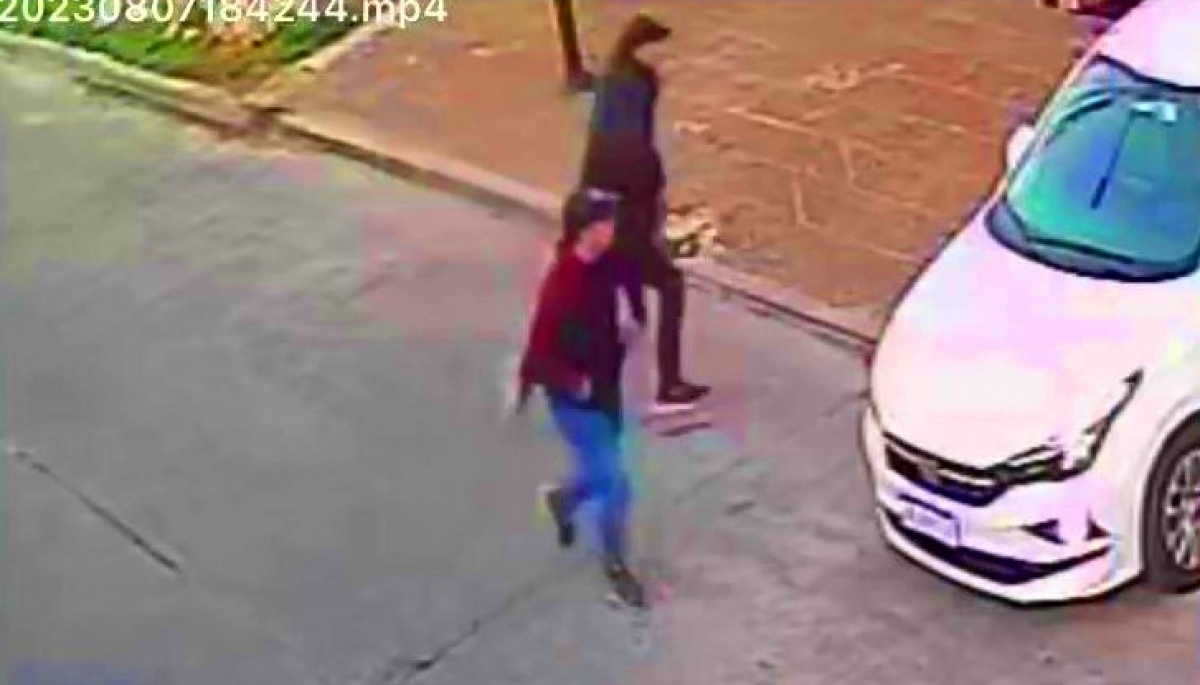 Tremendo robo al voleo: adulto mayor sorprendido cuando llegaba a su casa, lo revolcaron y le sacaron el auto