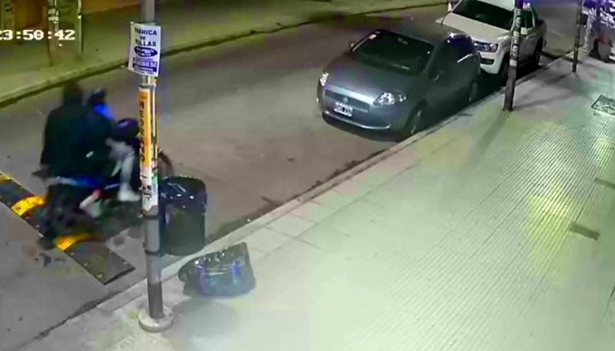 El terror del Conurbano bonaerense: en manada o en pareja, así atacan los violentos motochorros