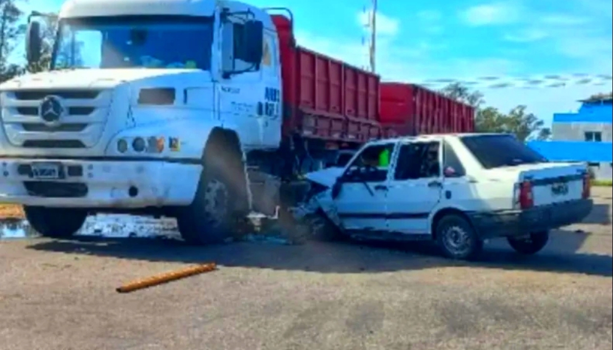 Derecho al hospital: chocó al auto de su ex, escapó y terminó debajo de un camión en el peaje
