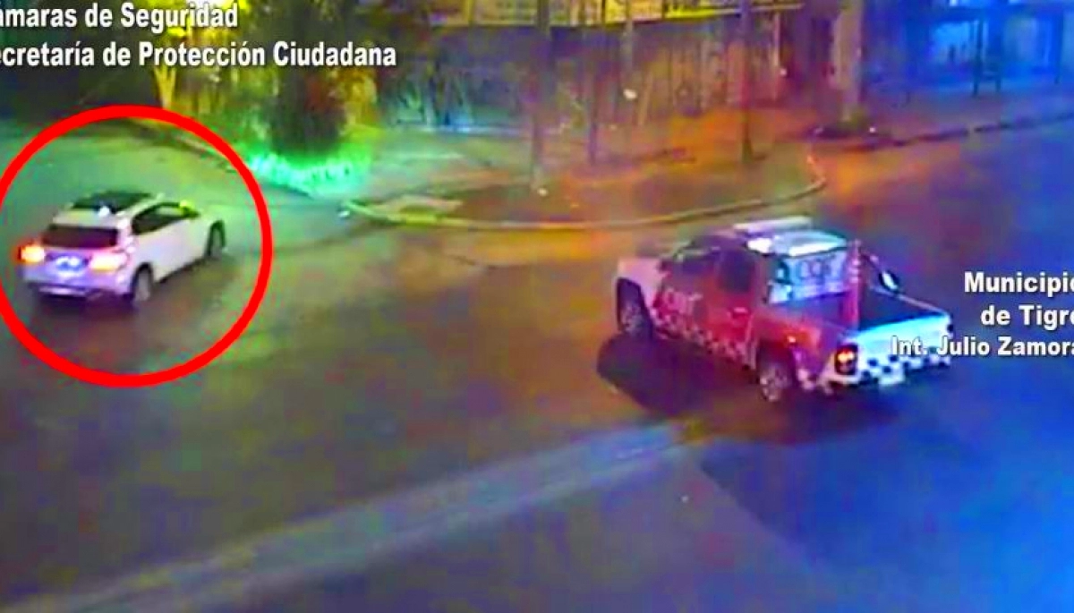 Escapaban en un auto de alta gama robado y fueron detenidos luego de chocar con una palmera