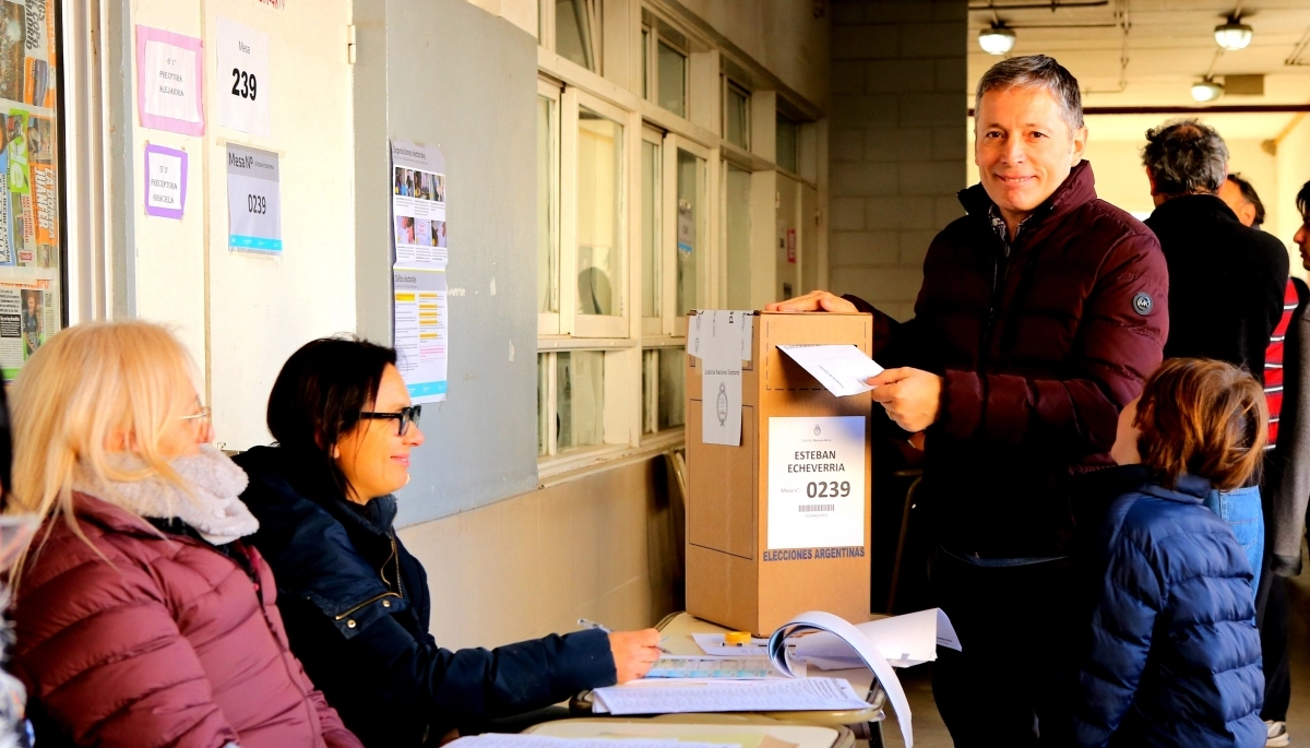 Gray votó en Esteban Echeverría y destacó “la importancia” de ejercer el derecho a votar