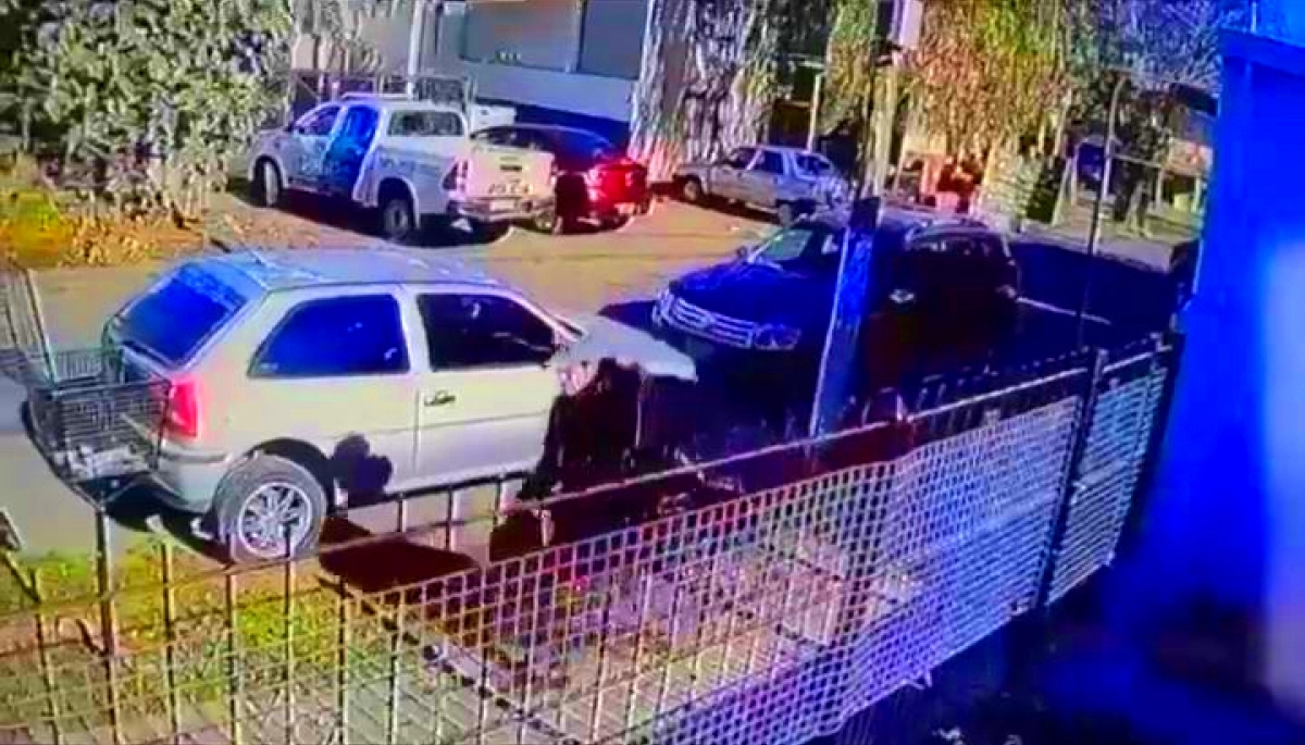 ¿Dormían la siesta? A las 3 de la tarde y enfrente de la comisaría, rompieron la vidriera y vaciaron una zapatería