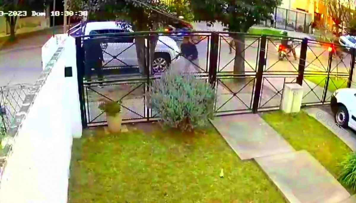 Una mujer y su hijo se encerraron en la 4x4 cuando los atacaron seis motochorros