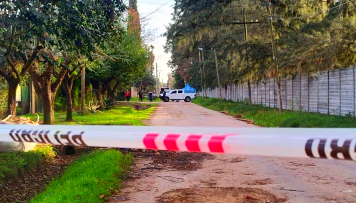 En una zanja encontraron a un hombre degollado y detuvieron a su hijo adolescente