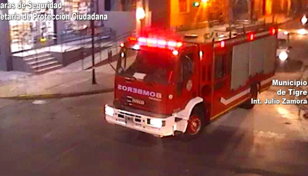 Conmoción en un barrio cuando se desató un tremendo incendio en una maderera