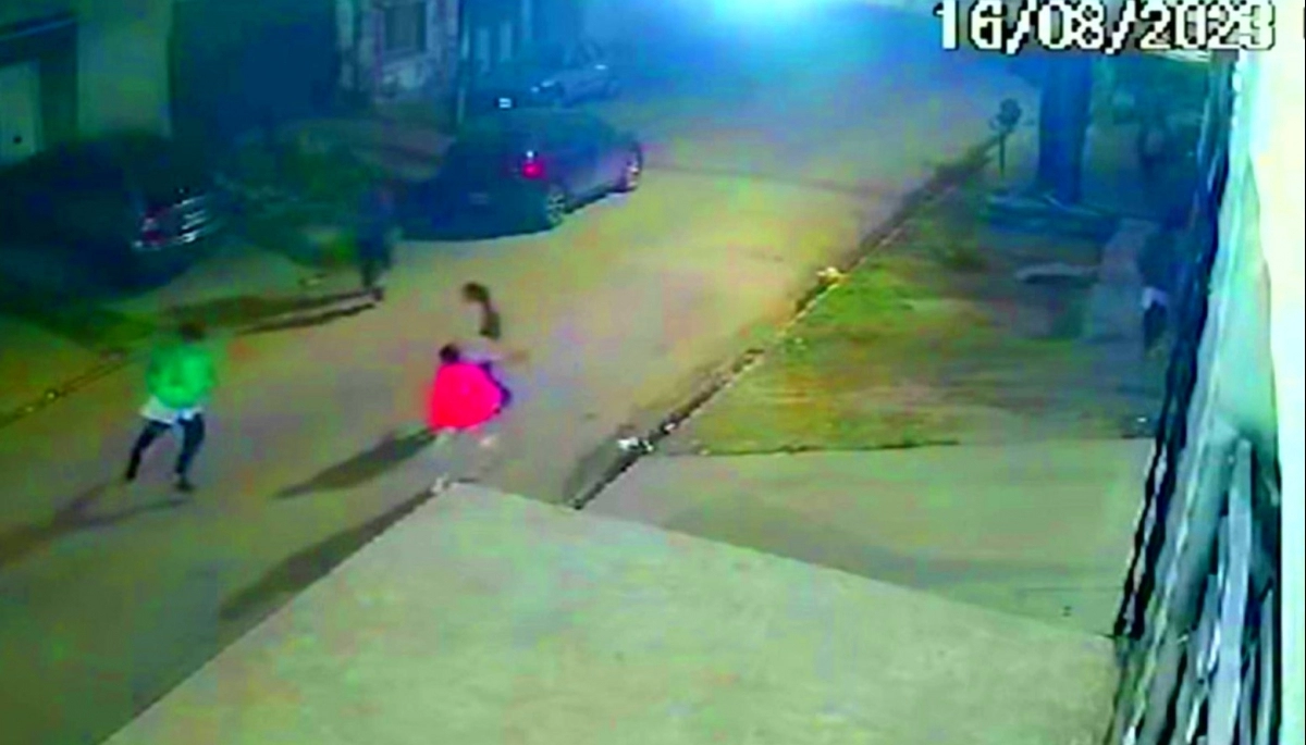 Correr entre las balas: seis niños quedaron en medio de un tiroteo entre vecino y motochorros