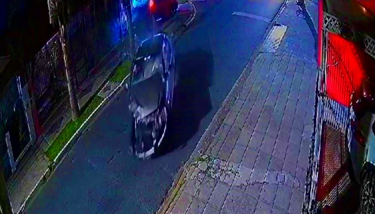 Escapaban en un auto robado y a toda velocidad chocaron de frente con otro vehículo