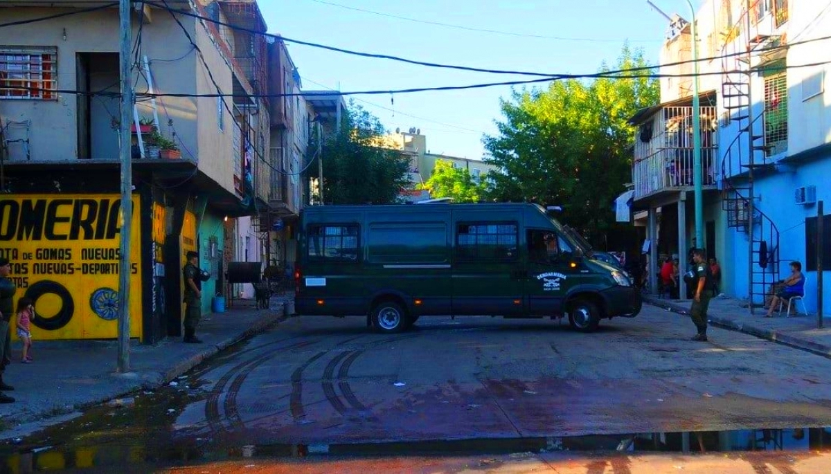 Intento de saqueo en la villa 1-11-14: comerciantes y vecinos resistieron el ataque, hay un detenido