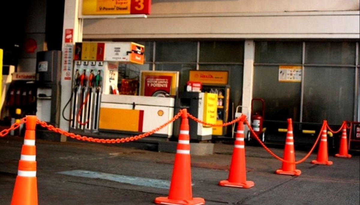 Un grupo de estaciones de servicio amenazó con cerrar ante el congelamiento de precios