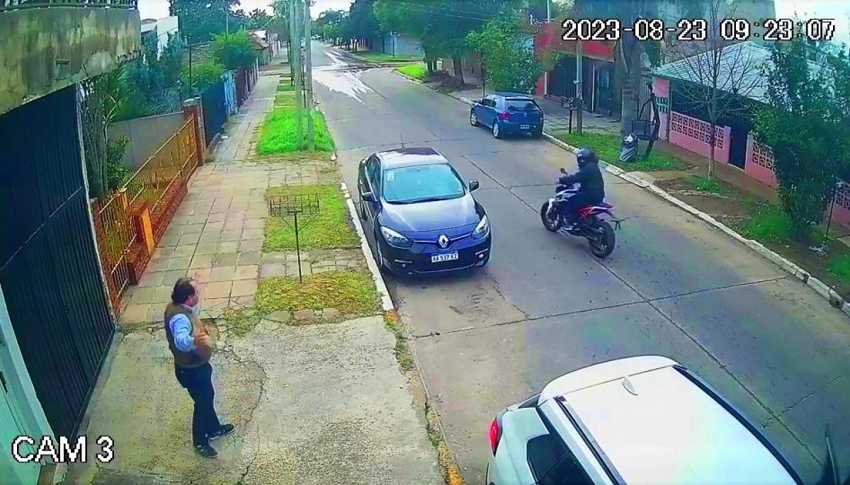 Motochorros enojados: no pudieron robar una camioneta, dieron vuelta a la manzana y regresaron a los tiros