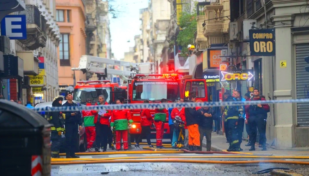 Está en grave estado: para escapar de un incendio se colgó de los cables y cayó al vacío