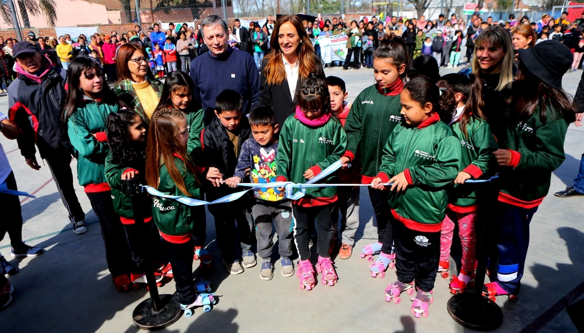 Tolosa Paz visitó Esteban Echeverría e inauguró un playón deportivo junto a Gray