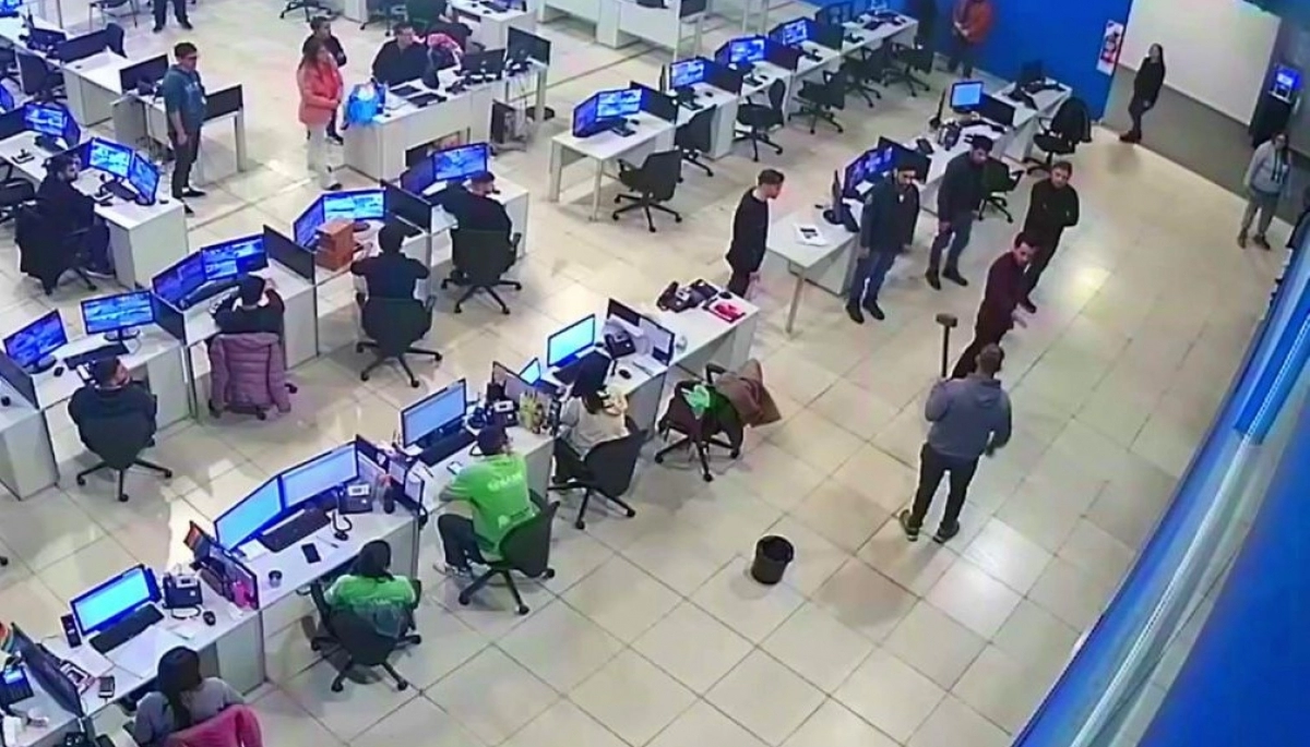 Le robaron el teléfono, se enojó y con una enorme maza fue al COM a pedir los videos del municipio