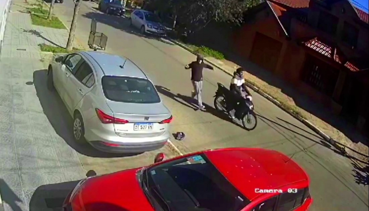 Motochorros atacaron a una maestra y a punta de pistola le robaron el automóvil