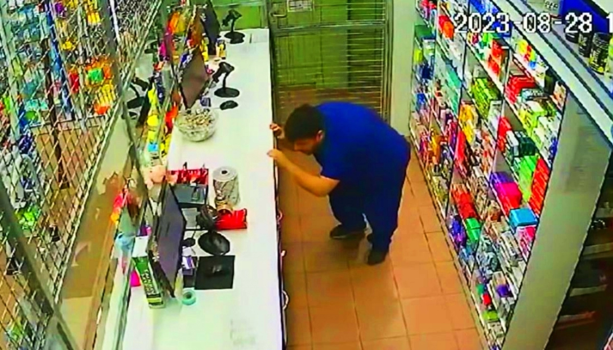 Un delincuente solitario y violento, asaltó a una clienta y a los empleados de una farmacia