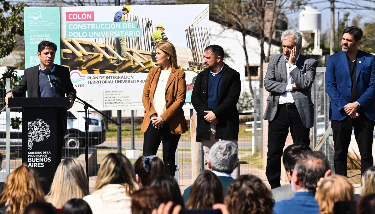 Kicillof contrastó el programa Puentes con los vouchers de Milei: “Buscan destruir la educación pública”