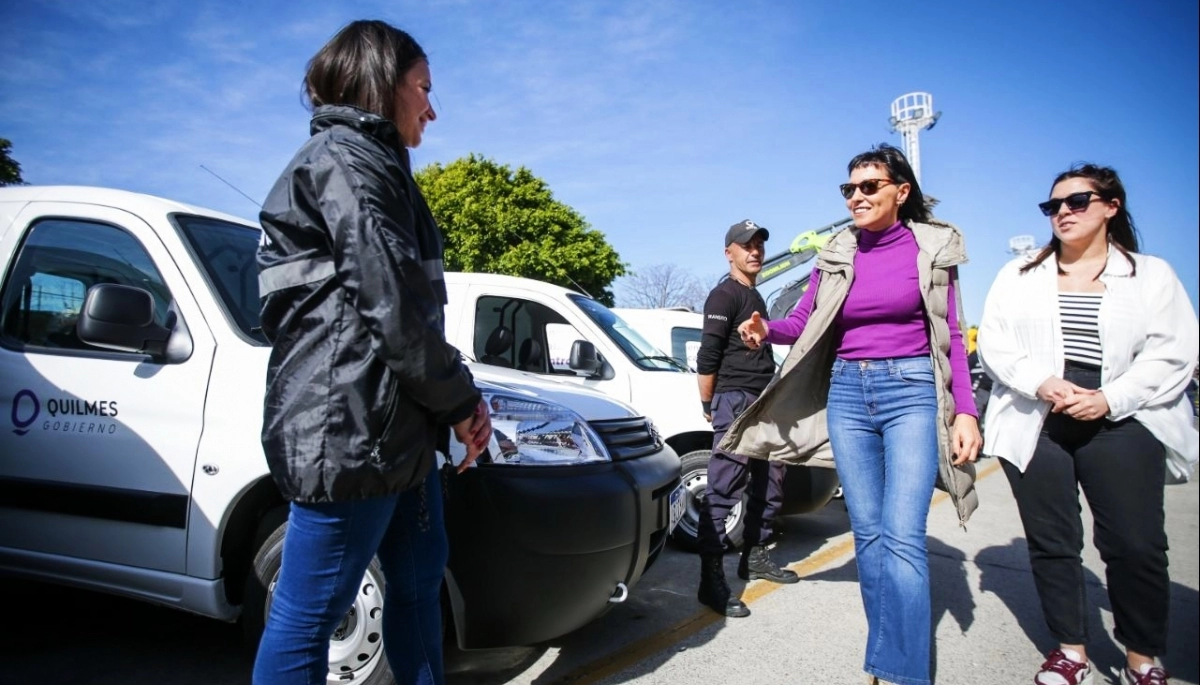 Mayra Mendoza entregó 15 nuevas camionetas para distintas áreas del municipio