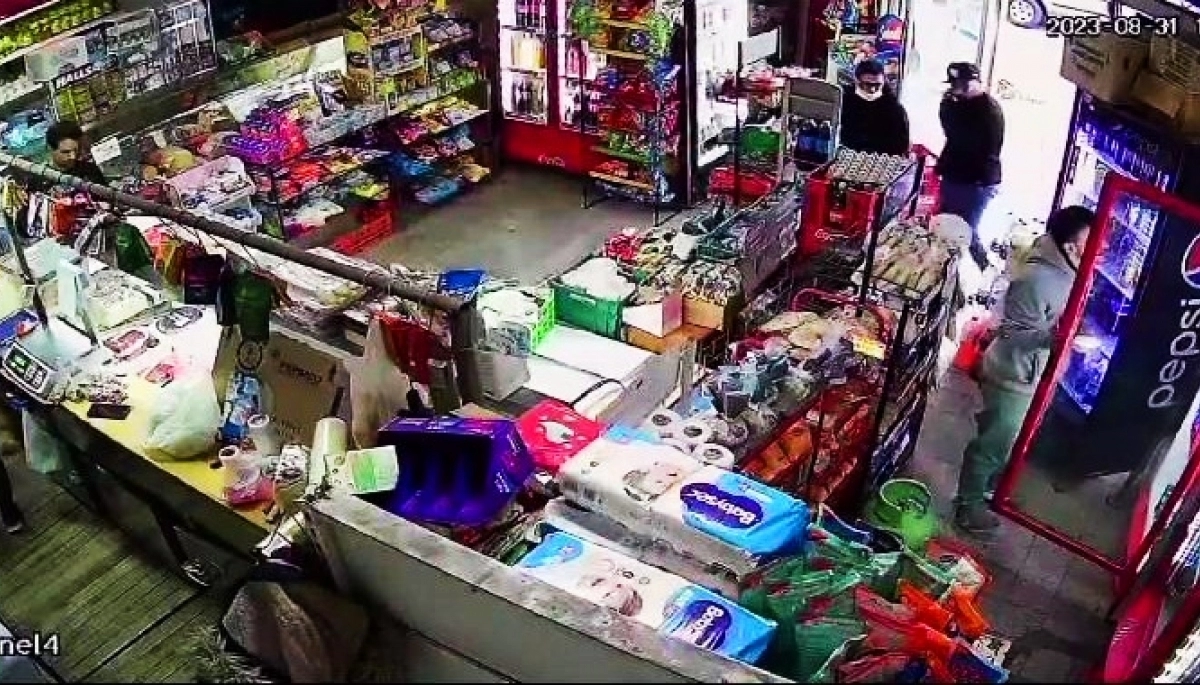 Están empoderados: con impunidad robaron un almacén familiar y se llevaron bebidas para hidratarse